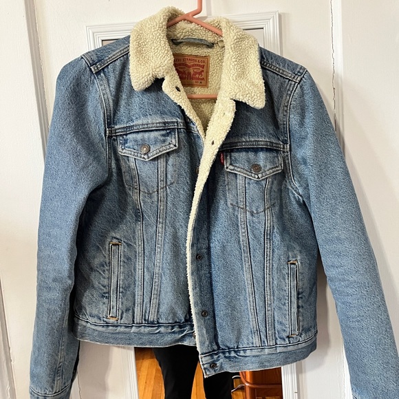 Levi’s women’s jean jacket w/ fleece lining in light denim - Picture 3 of 6